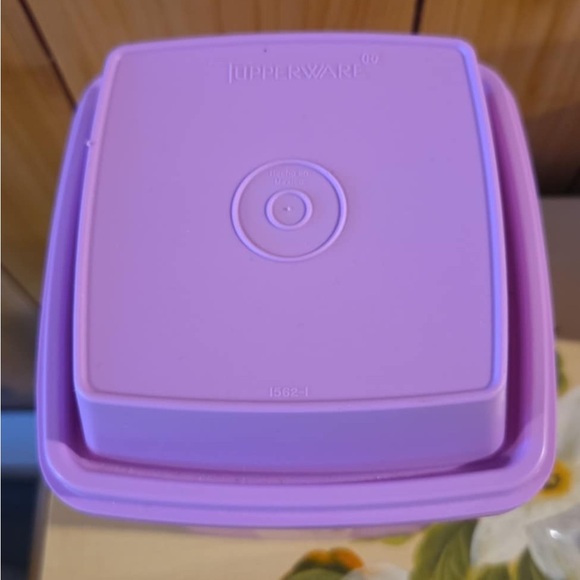 Tupperware pick-a-deli container - Picture 2 of 3